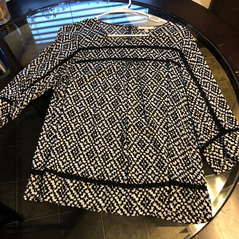 Size medium Skies Are Blue top, like new